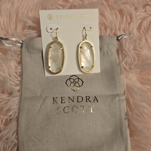 Kendra Scott Elle Gold Drop Earrings in Ivory Pearl. - Picture 11 of 14